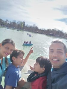 Familia de 4 en un lago