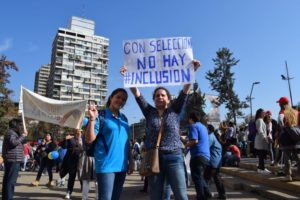 dos mujeres en la marcha por la inclusión en Chile, con un letrero que dice con selección no hay inclusión