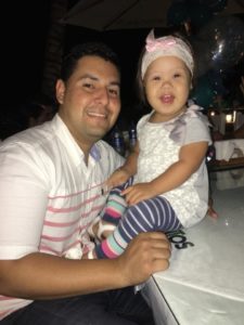 Isabella Aguilar con su papá Osmar