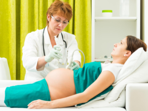 mujer embarazada que le están realizando una amniocentesis