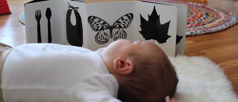 estimulación visual de bebé con libro de alto contrastes