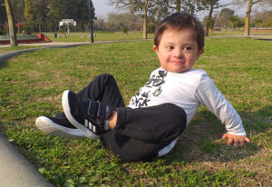 niño con síndrome de Down en el parque