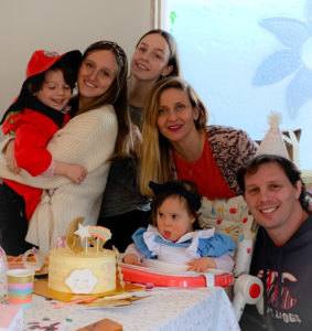 Elena celebrando su cumpleaños con su familia