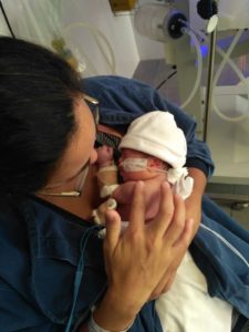 Valentino recién nacido en brazos de su mamá