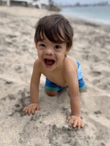 niño con sindrome de down en la playa