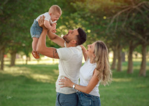 Camilo en el parque con sus papás